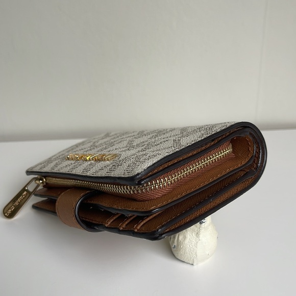 Micheal Kors Jet Set Wallet - Picture 9 of 16